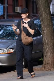 Julianne Moore feet photo thumbnail