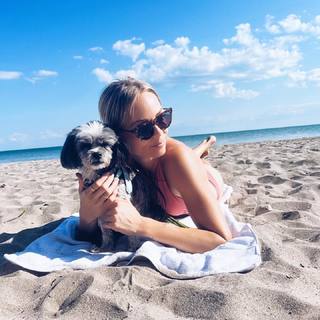Laura Vandervoort feet photo thumbnail