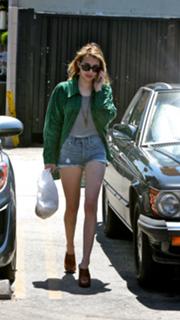 Emma Roberts feet photo thumbnail