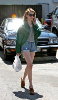 Emma Roberts feet photo thumbnail