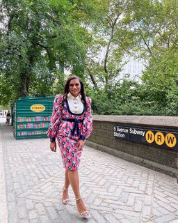 Mindy Kaling feet photo thumbnail