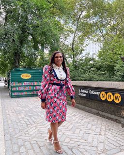 Mindy Kaling feet photo thumbnail