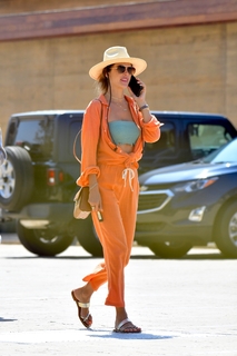 Alessandra Ambrosio feet photo thumbnail