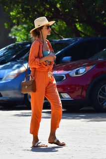 Alessandra Ambrosio feet photo thumbnail