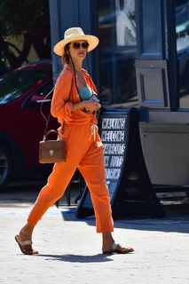 Alessandra Ambrosio feet photo thumbnail