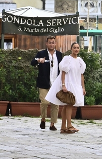 Olivia Culpo feet photo thumbnail