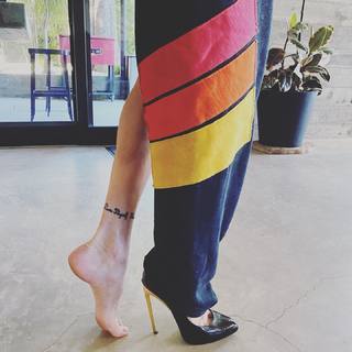 Katie Cassidy feet photo thumbnail