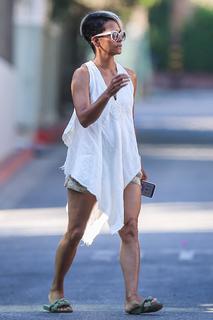 Halle Berry feet photo thumbnail