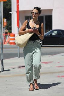 Jordana Brewster feet photo thumbnail