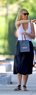 Gwyneth Paltrow feet photo thumbnail