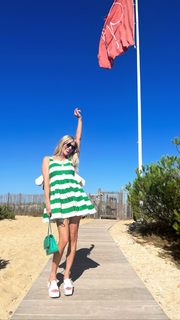 Emma Roberts feet photo thumbnail