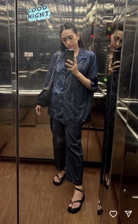 Karisma Kapoor feet photo thumbnail