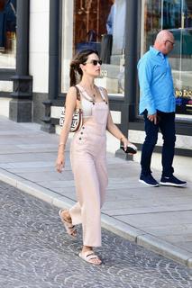 Alessandra Ambrosio feet photo thumbnail