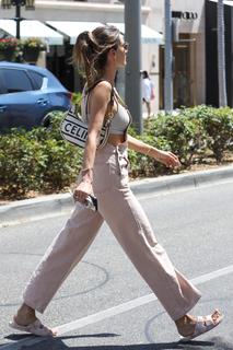 Alessandra Ambrosio feet photo thumbnail