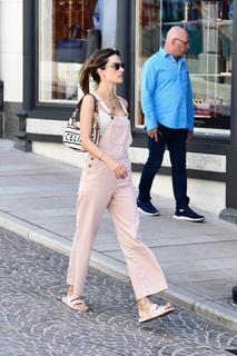 Alessandra Ambrosio feet photo thumbnail