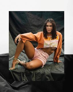 Deborah Secco feet photo thumbnail