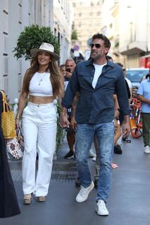 Jennifer Lopez feet photo thumbnail