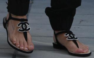 Ashley Tisdale feet photo thumbnail