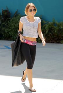 Miley Cyrus feet photo thumbnail