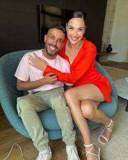 Gal Gadot feet photo thumbnail