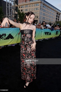 Dove Cameron feet photo thumbnail