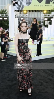 Dove Cameron feet photo thumbnail