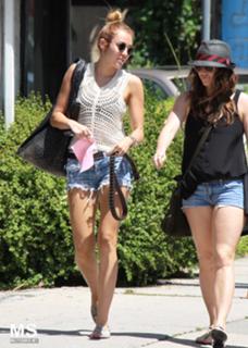 Miley Cyrus feet photo thumbnail