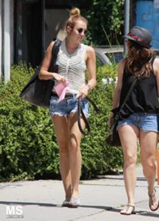 Miley Cyrus feet photo thumbnail