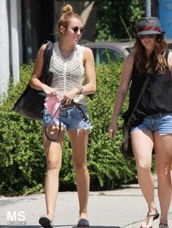 Miley Cyrus feet photo thumbnail
