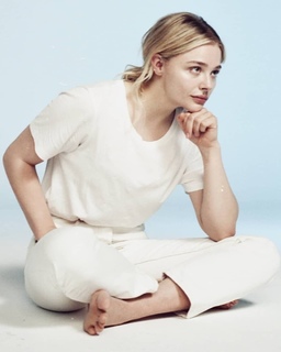 Chloë Grace Moretz feet photo thumbnail