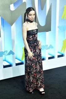 Dove Cameron feet photo thumbnail