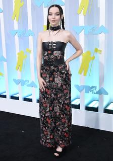 Dove Cameron feet photo thumbnail