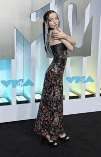 Dove Cameron feet photo thumbnail