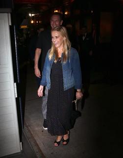 Reese Witherspoon feet photo thumbnail