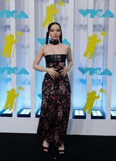 Dove Cameron feet photo thumbnail