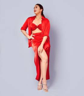 Huma Qureshi feet photo thumbnail