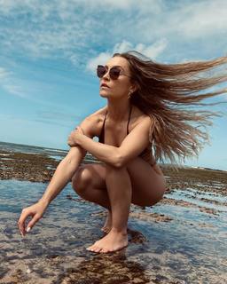 Carla Diaz feet photo thumbnail
