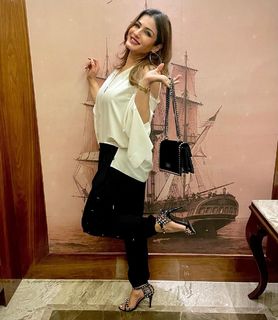 Raveena Tandon feet photo thumbnail