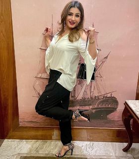 Raveena Tandon feet photo thumbnail