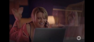 Lucy Lawless feet photo thumbnail