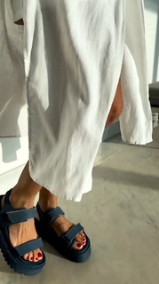 Carolina Ardohain feet photo thumbnail