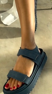 Carolina Ardohain feet photo thumbnail