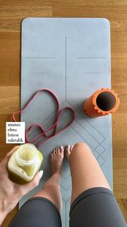 Duygu Özaslan feet photo thumbnail