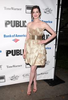 Anne Hathaway feet photo thumbnail