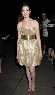 Anne Hathaway feet photo thumbnail