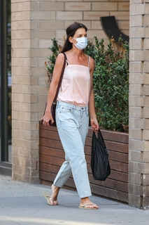 Katie Holmes feet photo thumbnail