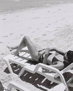 Kendall Jenner feet photo thumbnail