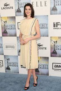 Anne Hathaway feet photo thumbnail