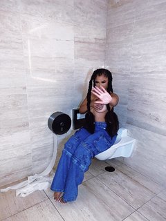 Chloe Bailey feet photo thumbnail