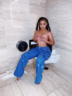 Chloe Bailey feet photo thumbnail